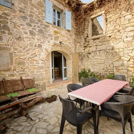 Daire Stone House *